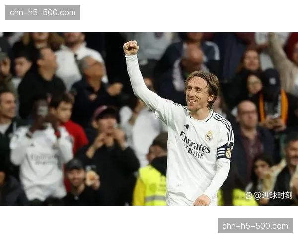 终场哨响,38岁的莫德里奇与克罗斯在伯纳乌并肩鼓掌致意 终场哨响,38岁的莫德里奇与克罗斯在伯纳乌并肩鼓掌致意